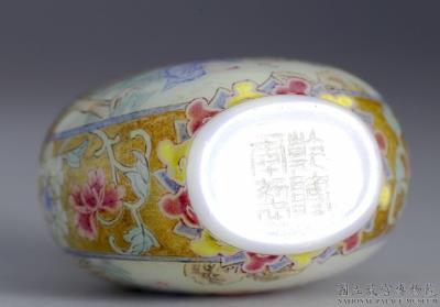 图片[3]-Glass-body painted enamel snuff bottle with a scene of children playing against a gold background, Qing dynasty, Qianlong reign (1736-1795)-China Archive